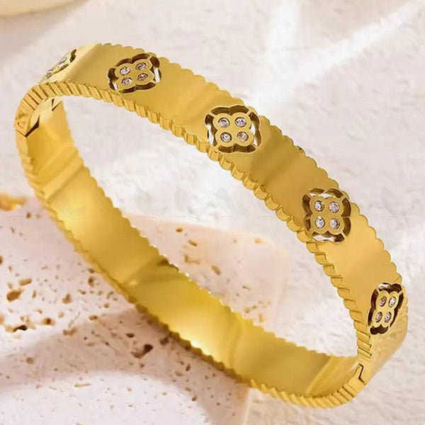 Eva Clover Handcuff