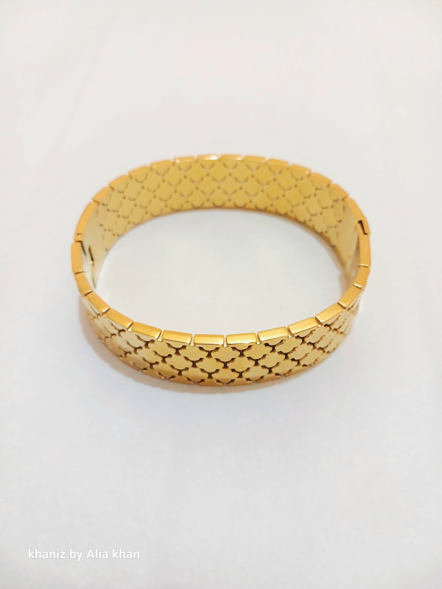 Hollow Link Clover Handcuff