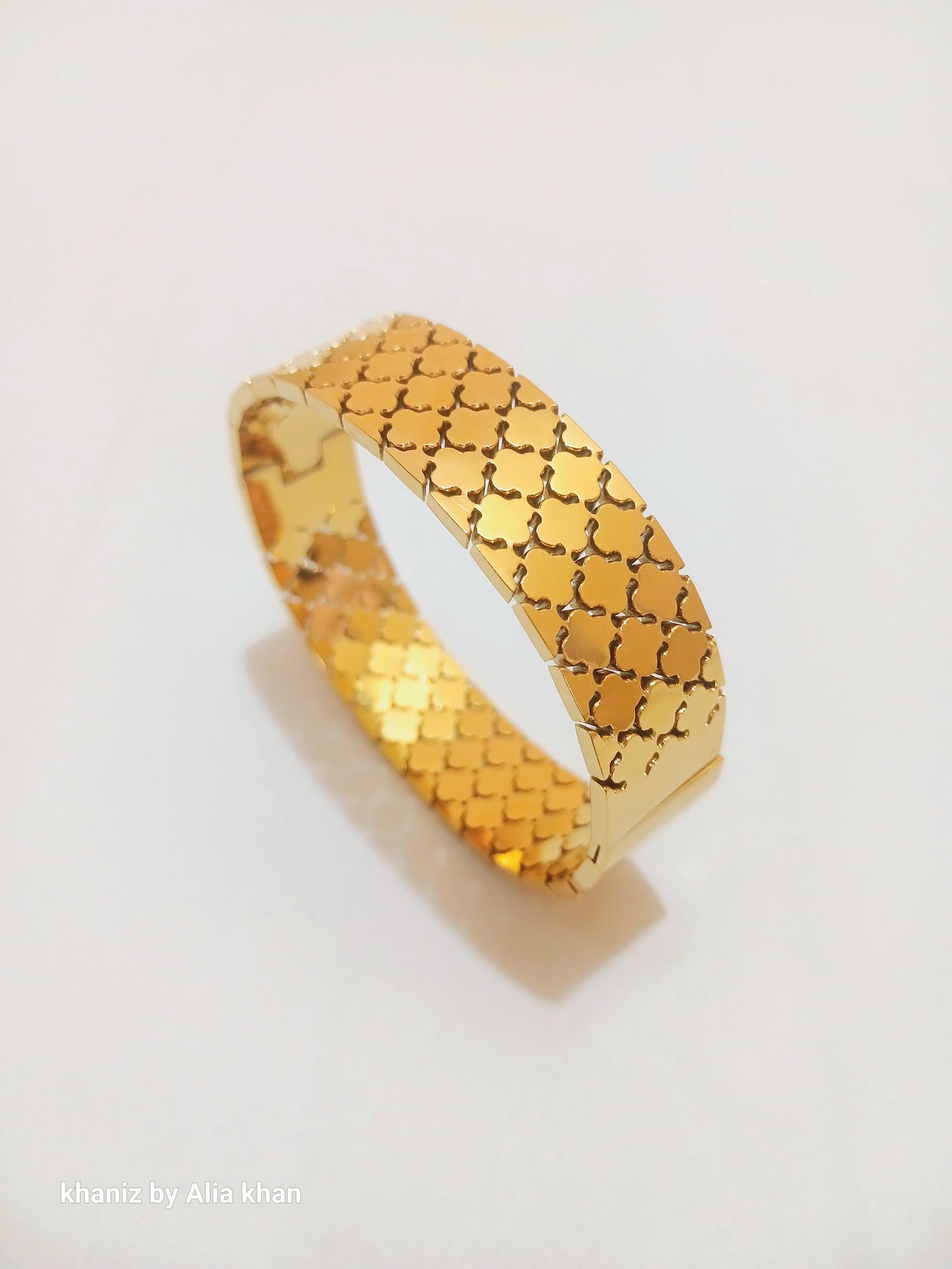 Hollow Link Clover Handcuff