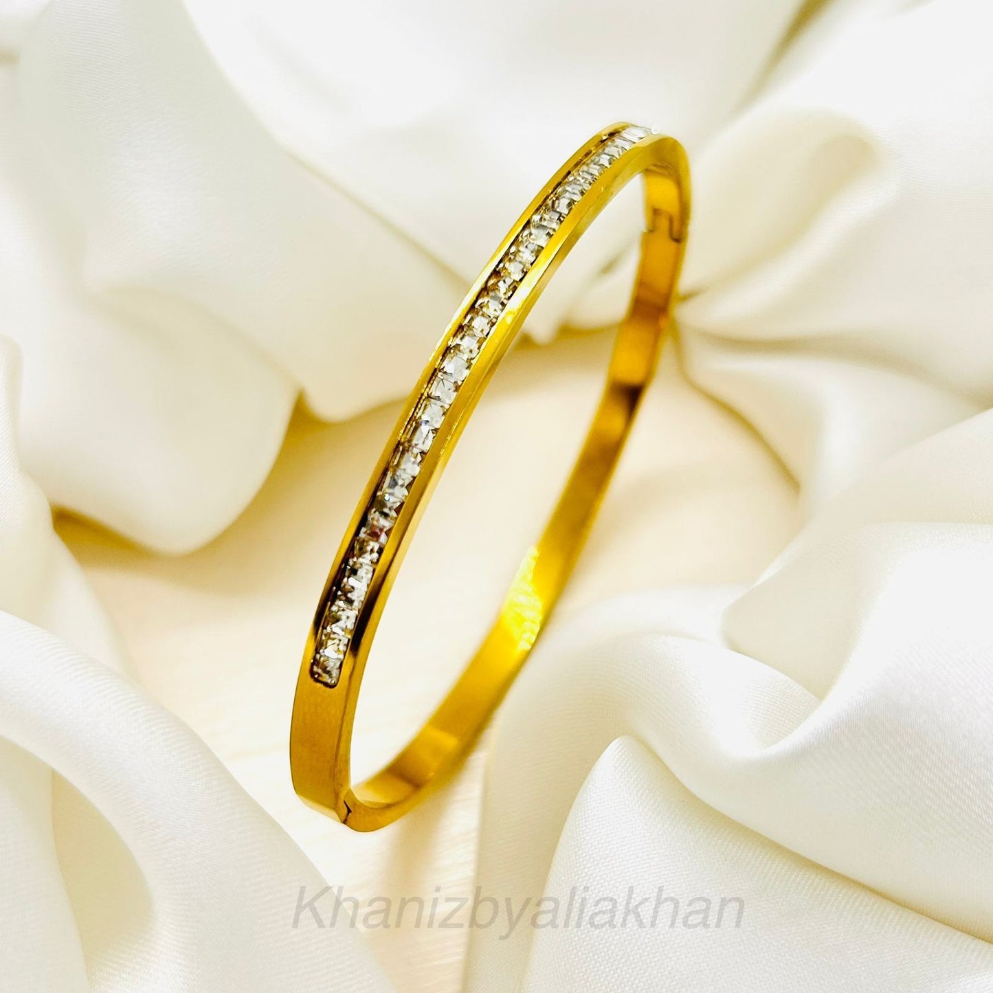 Crystal Gleam Handcuff