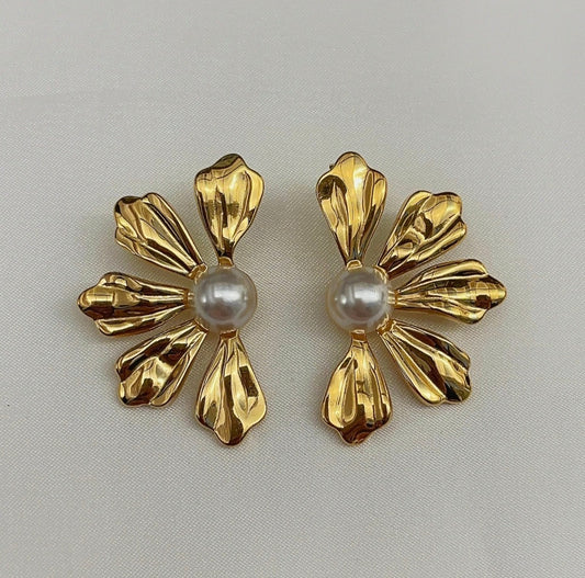 Petals & pearl earrings ✨️