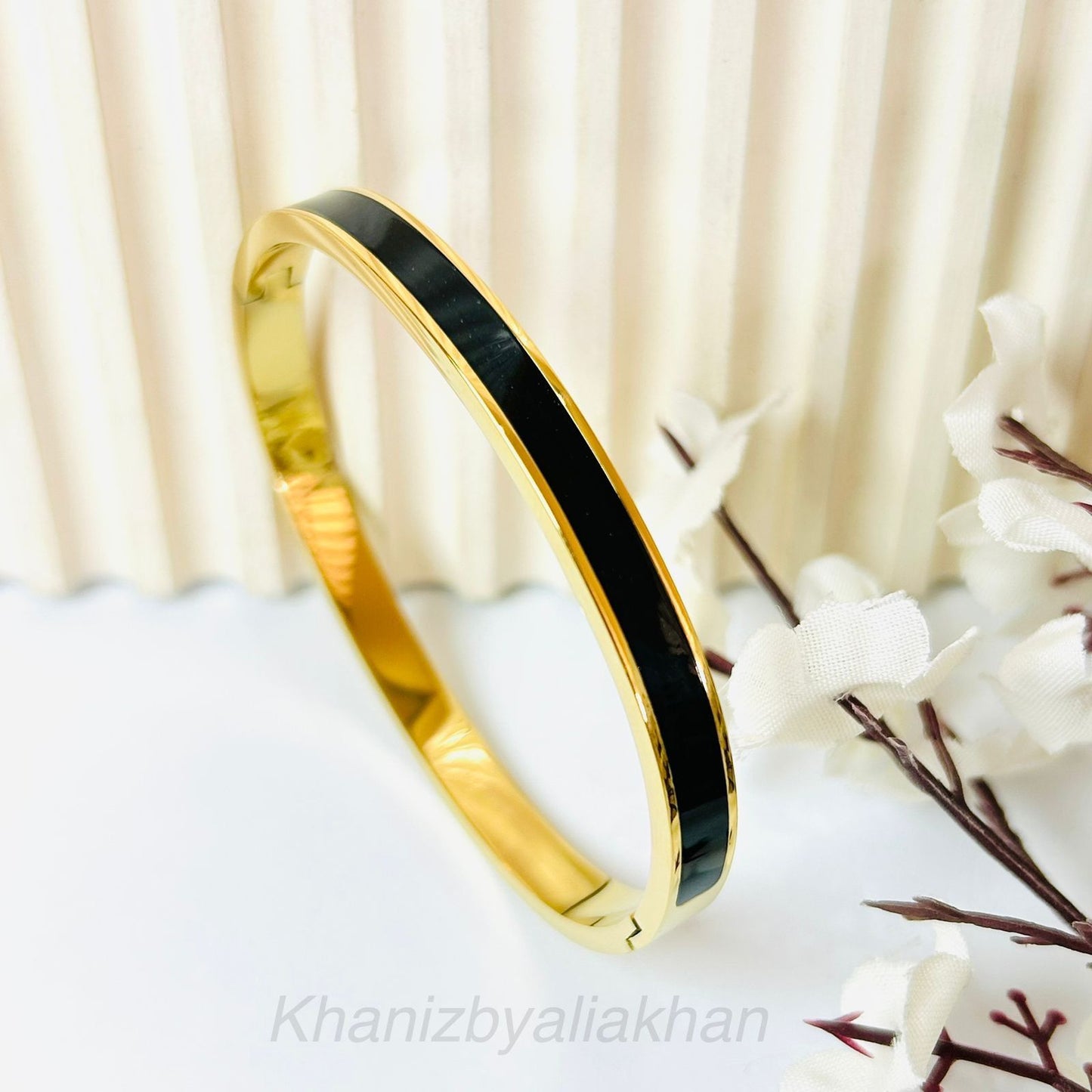 Signature Black Handcuff