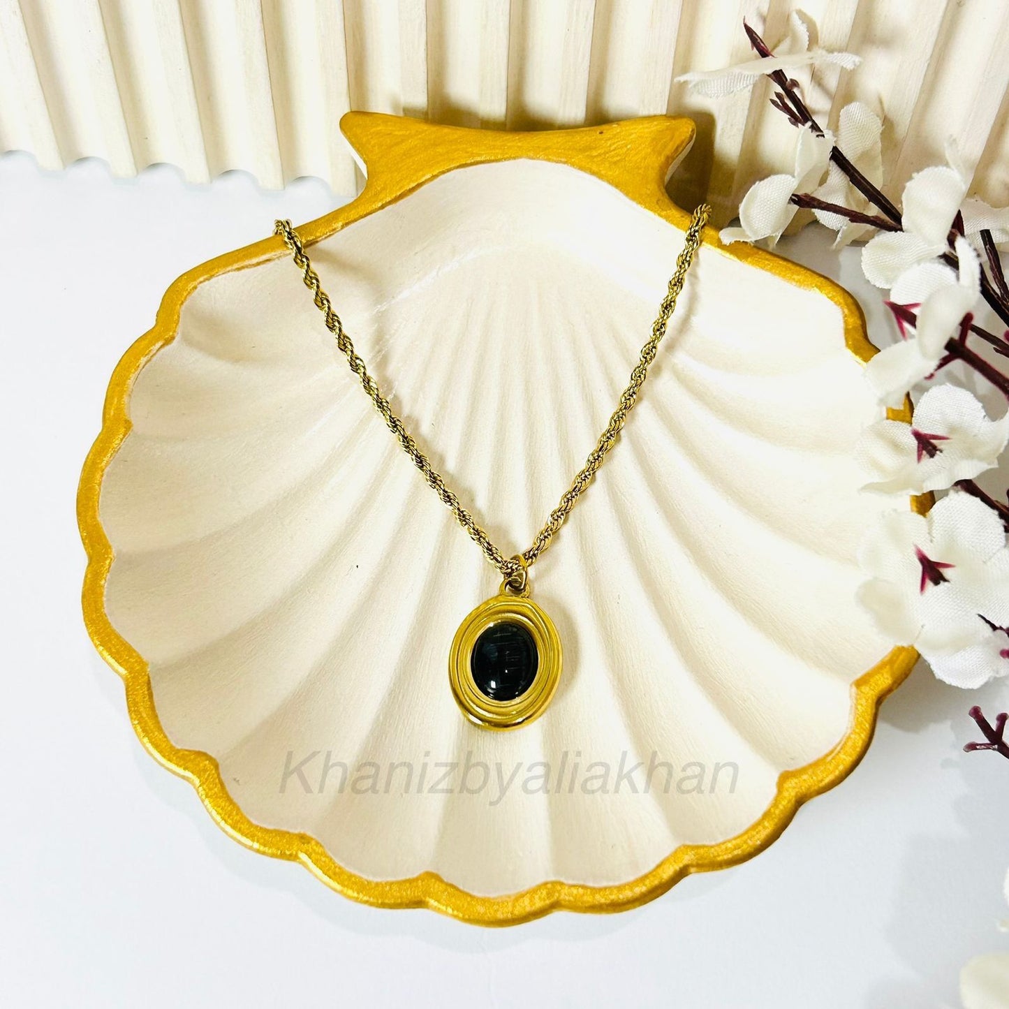 Noir Aura Pendant
