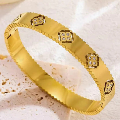Eva Clover Handcuff