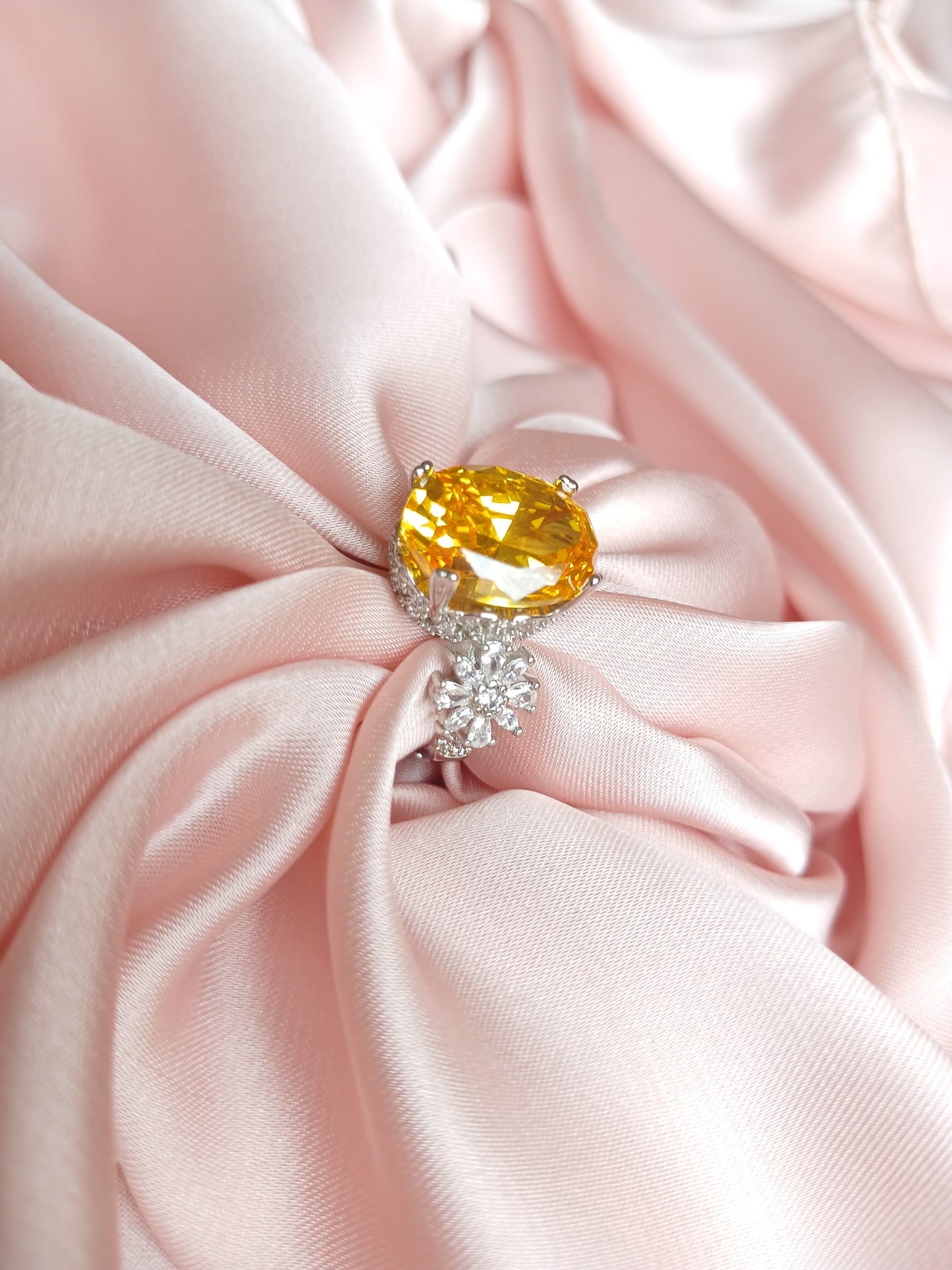 Oval-cut Yellow Topaz Ring