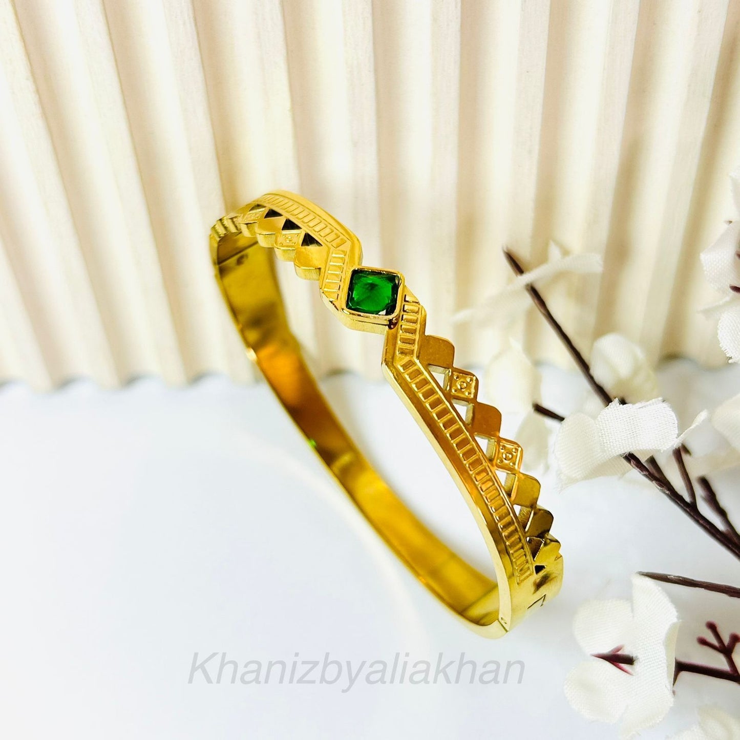 Emerald Crest Handcuff