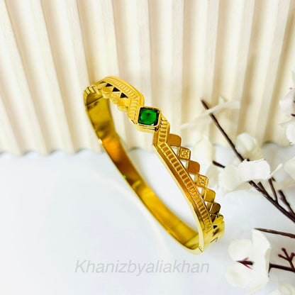Emerald Crest Handcuff