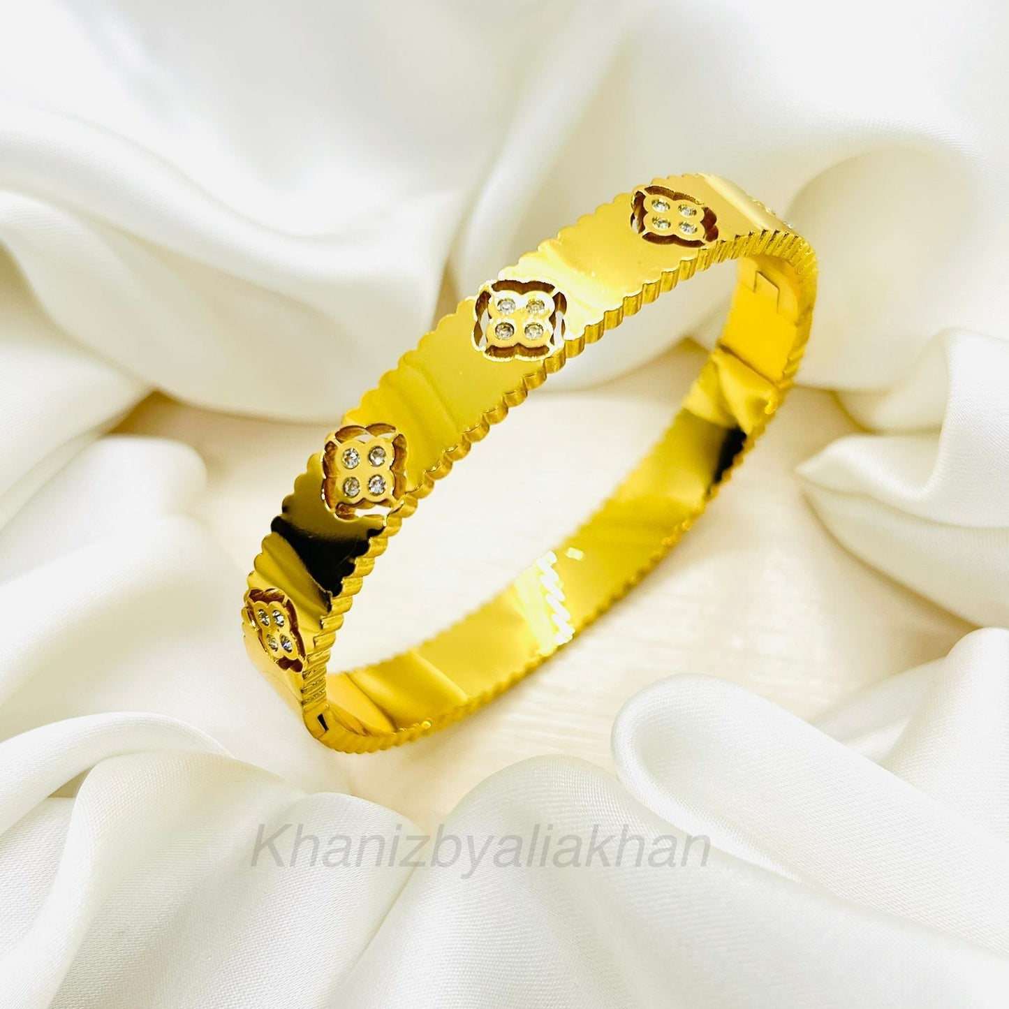 Eva Clover Handcuff