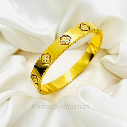 Eva Clover Handcuff