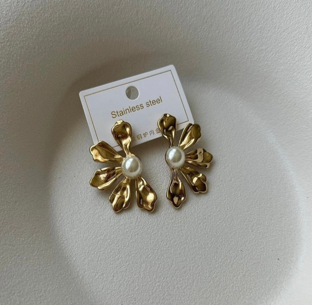 Petals & pearl earrings ✨️