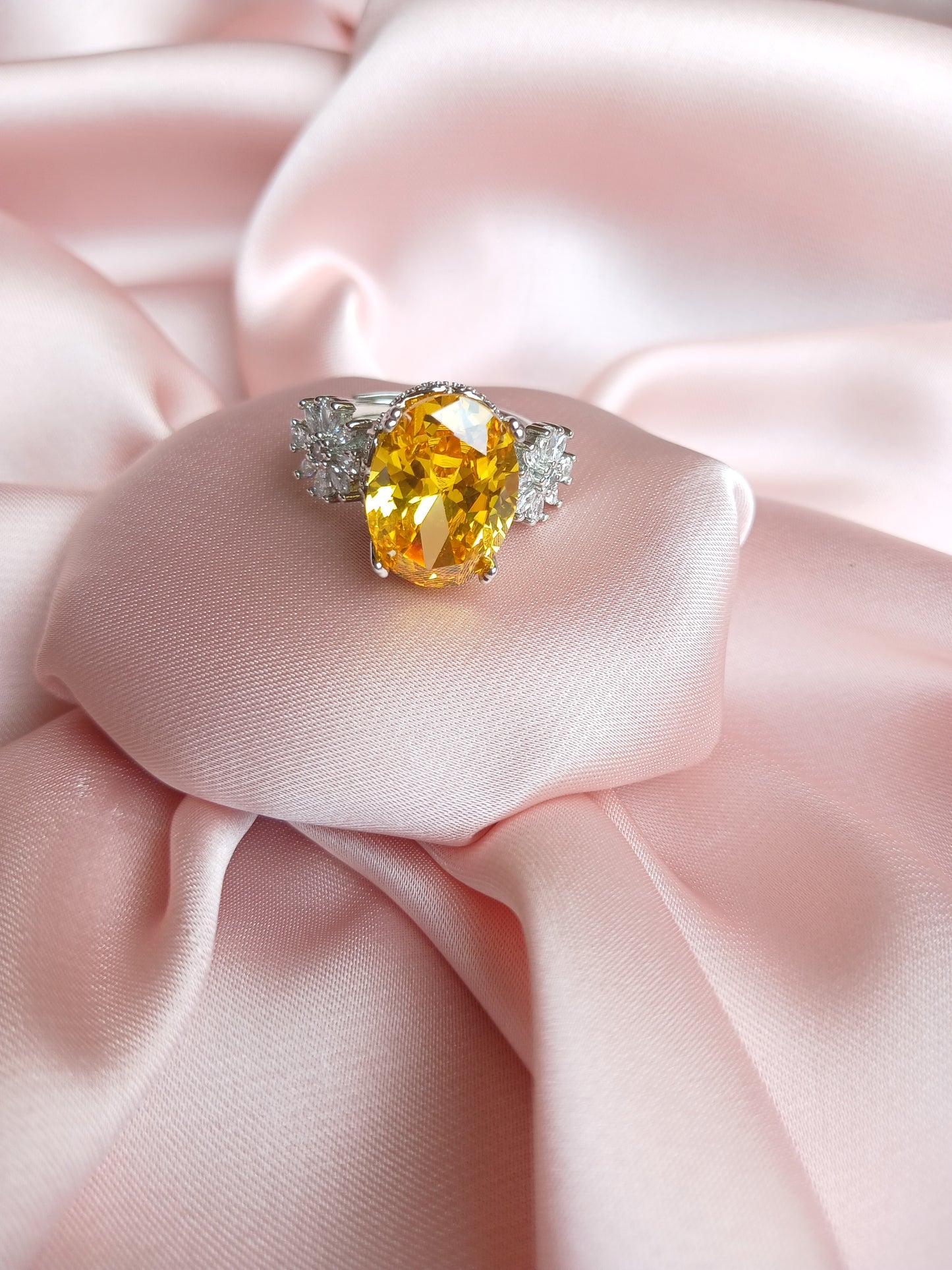 Oval-cut Yellow Topaz Ring