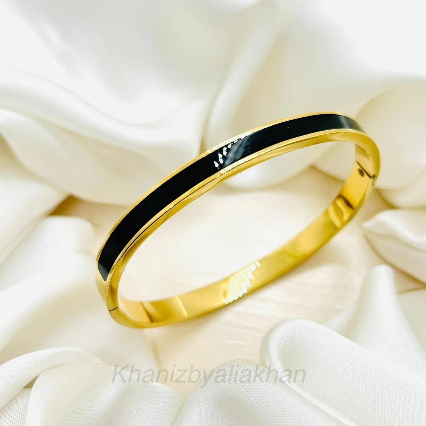 Signature Black Handcuff