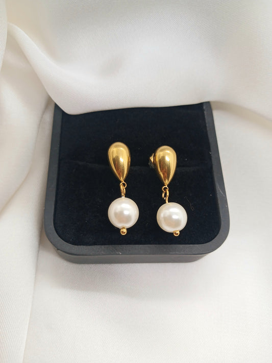 Pearl pendulum earrings