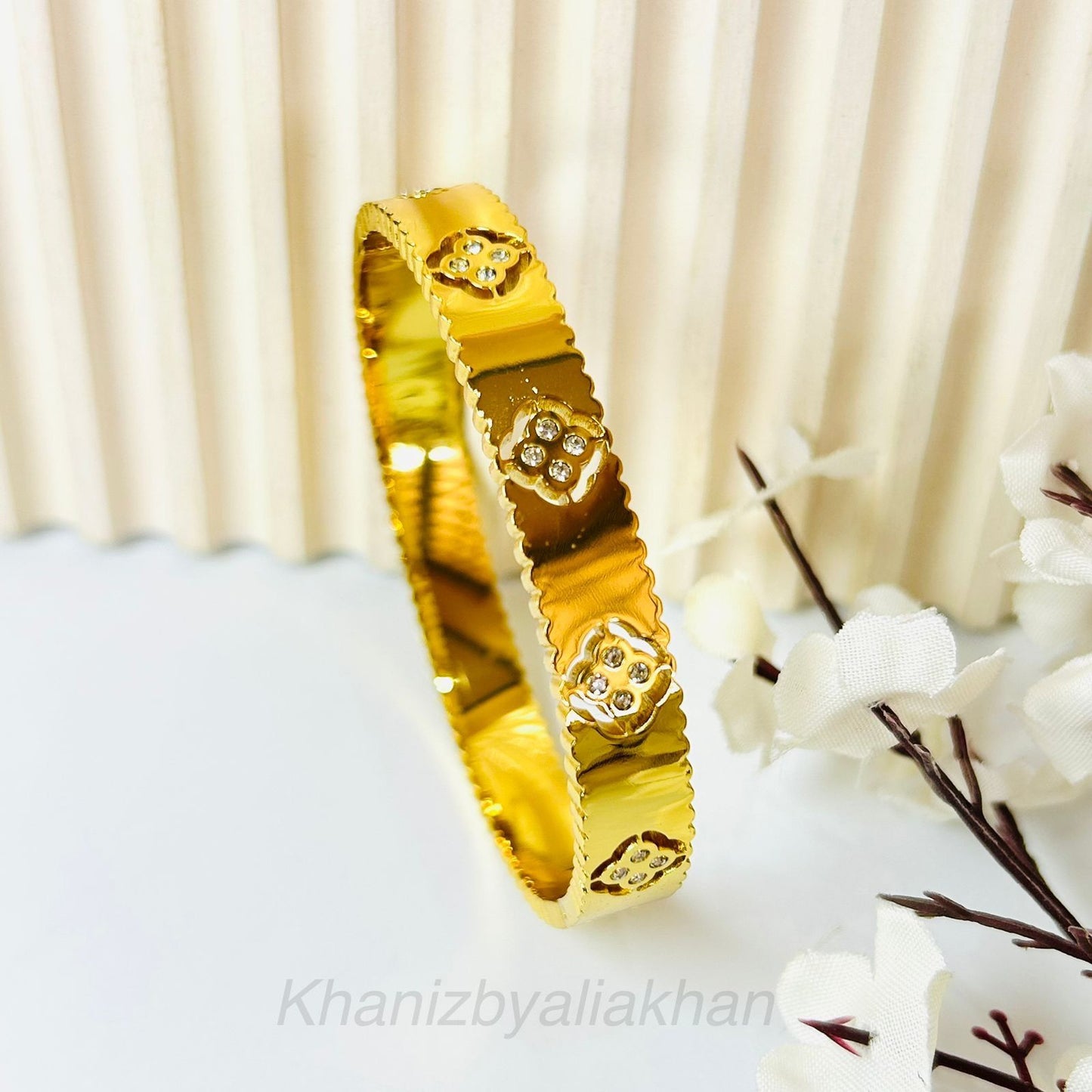 Eva Clover Handcuff